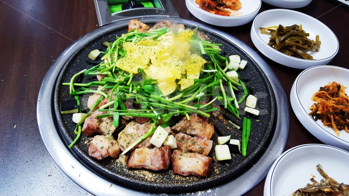 삼겹살,목살,고기,돼지고기,구이,저녁,식사,부추,파인애플,식당,음식,식재료,요리,food,cook,meal,dishes,food reserves,육류,고기,meat,한식,한국음식,한국요리,korean food,korean dishes,korean meal,korean cook