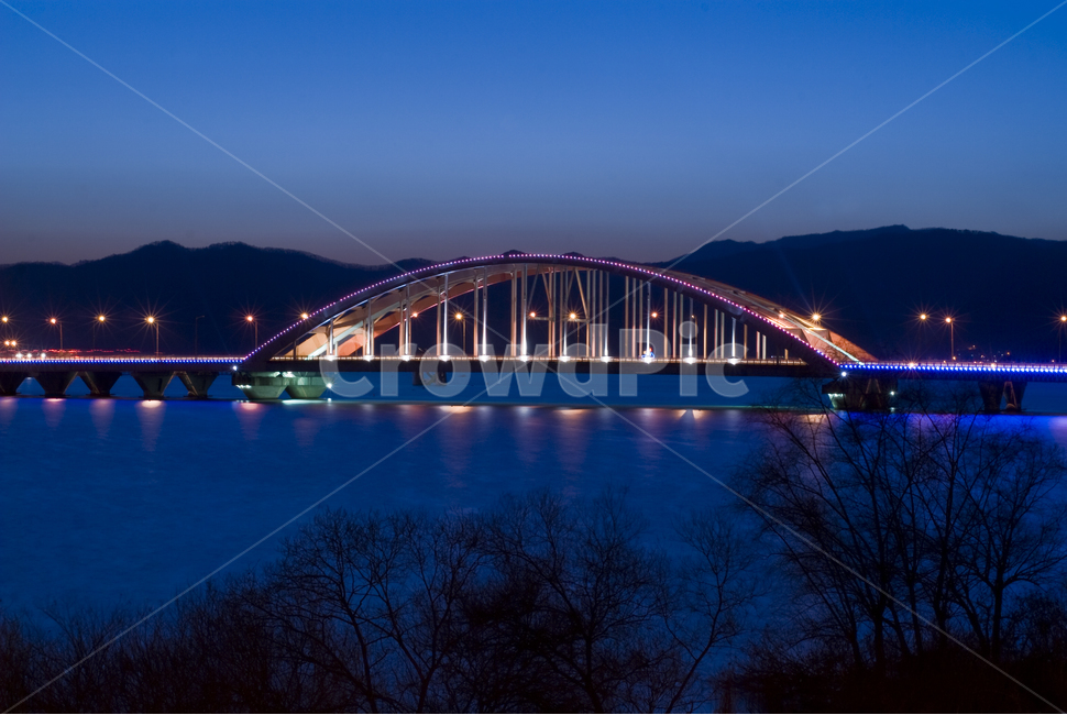 소양2교,춘천,노을,조명,소양강,야경,밤,풍경,nightscape,night,landscape,건축물,건물외관,exterior,building,structure,architecture,construction,건물,bridge,다리