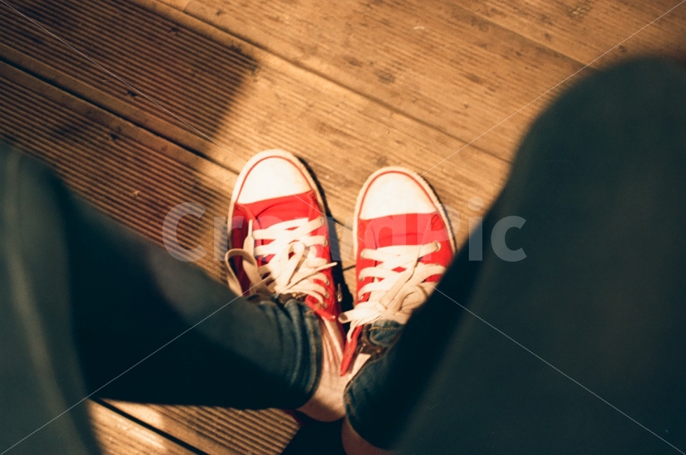 	필름,필름카메라,필름사진,인물,발,신발,감성,빨강,단화,사람,인물,인간,human,person,감성,sensible,feeling,색깔,색상,색채,색감,color sense,color sensitivity,feeling of color
