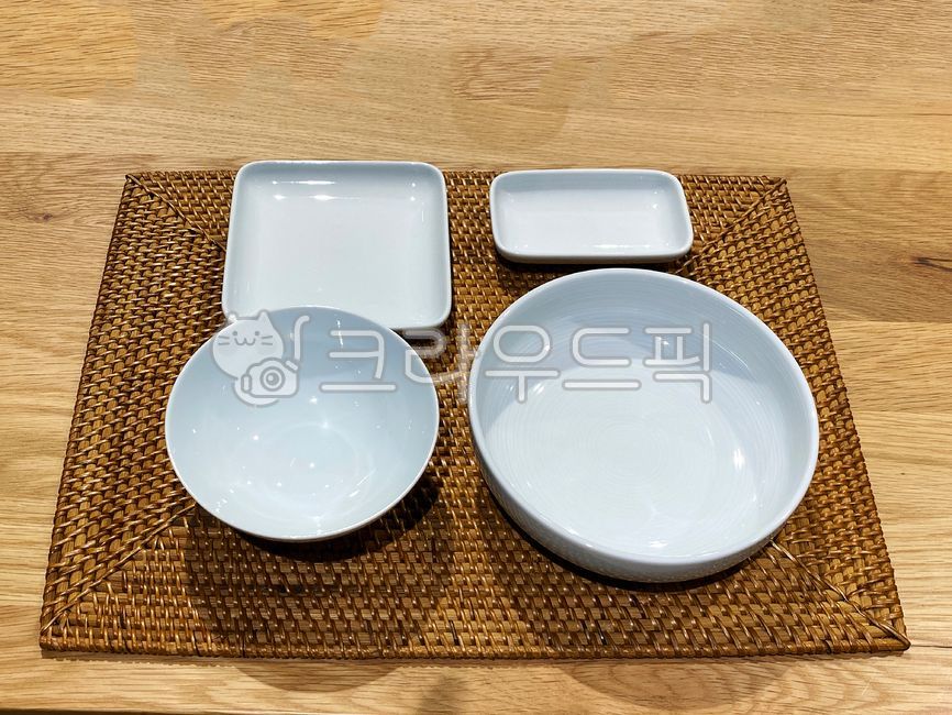 도자기,그릇,반찬그릇,받침대,테이블,나무탁자,porcelain,bowl,sidedishbowl,pedestal,table,woodentable