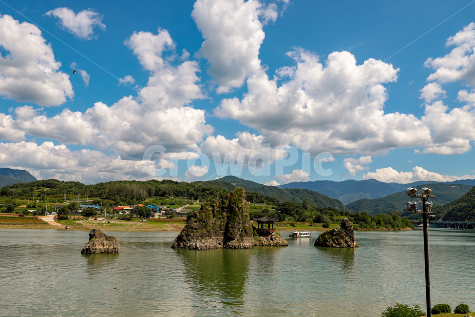 도담삼봉,단양군,섬,보트,호수,삼봉,자연,풍경,nature,landscape,한국자연풍경,한국자연경관,korea nature landscape,outdoors,옥외,land,땅,shoreline,해안선,water,물,ocean,대양,sea,바다,coast,연안