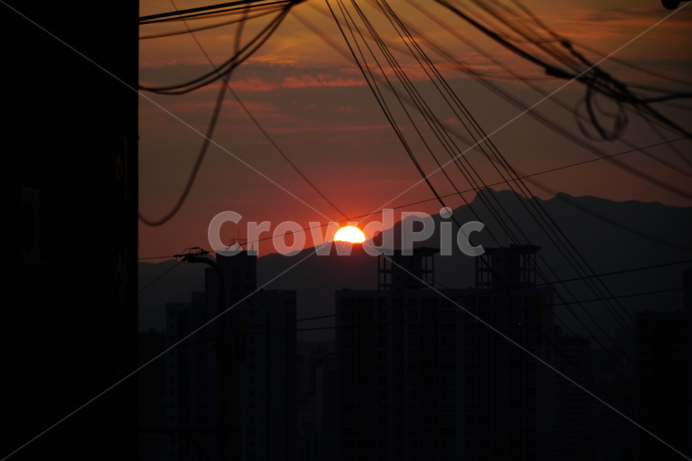 석양,노을,저녁,해,태양,서울,한국,도시,건물,빌딩,korea,seoul,sun,citi,building,실루엣,sunset,햇빛,하늘,구름,sky,cloud,오후,명암,산,산맥,산등선,전선,전깃줄