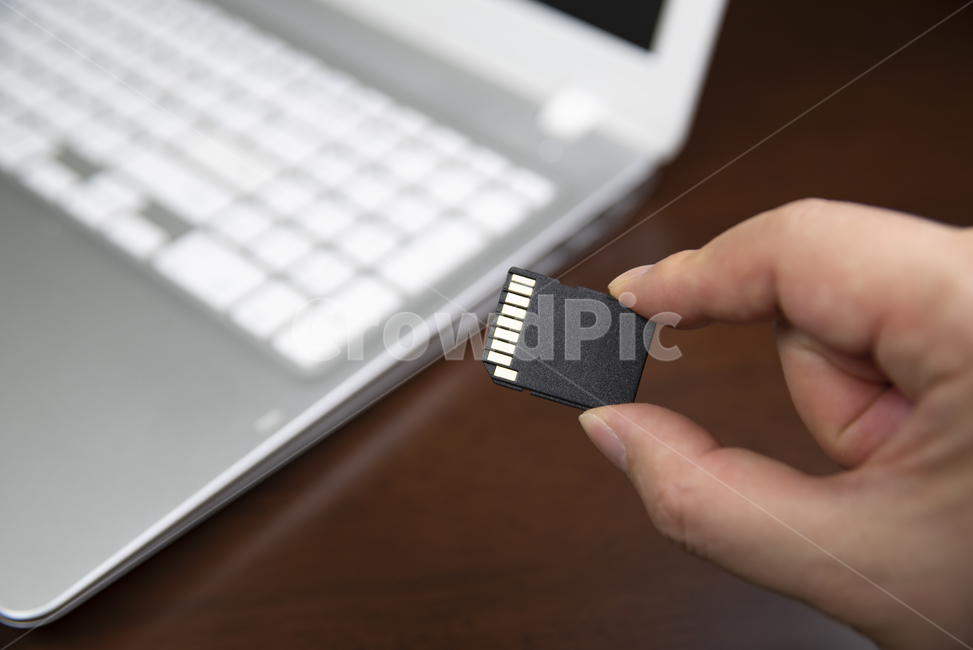 data,semiconductor,mans hand,Memory,save,hand gestures,industry,media,secret,laptop,space,White space,preservation,computer,security,sd memory card,record,copy space,protect,copy,hand,finger,digital,close up,Device,technology,former,disk,science,back up,i