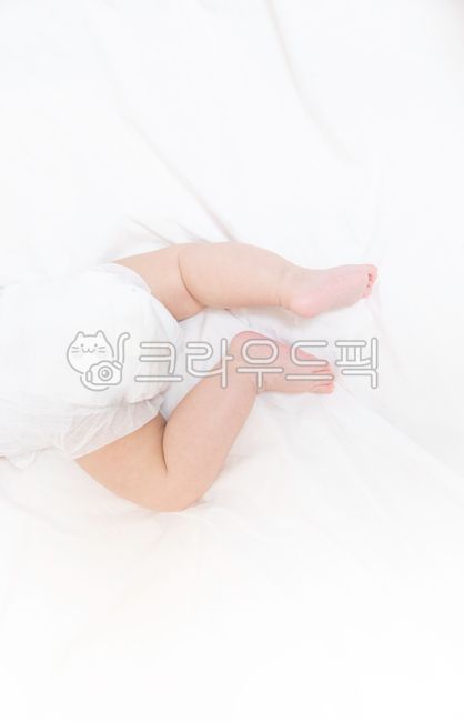 신생아,아기,아가,갓난아기,사랑스러운,육아,귀여운,작은,자그마한,흰,흰색,배경,백그라운드,화이트,소중한,순수,순수한,신체,신체부위,모습,여백,공백,인물,사람,힐링,기저귀,diaper,하체,다리,발,아기발,허리,몸,엉덩이,흰천,천,페브릭