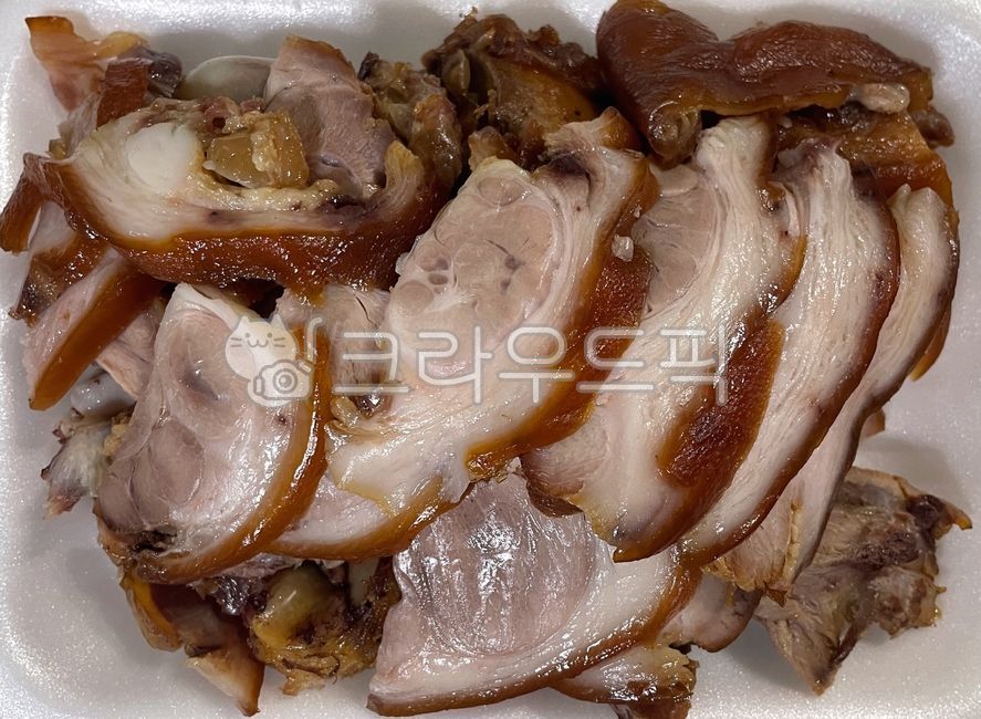 hind leg meat,feet,snack,Pigs Feet,pork,Midnight Snack,pig,front leg meat,disposable plate,ingredients,packaged food,cooking,Drink snacks,Pork feet,cook,packaging,food,meal,dish,meat,mukbang,pig tribe