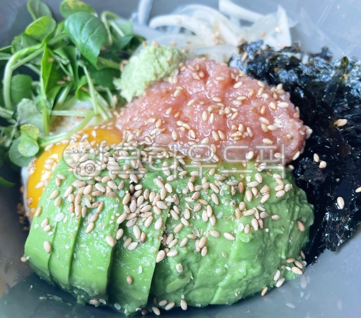 명란아보카도덮밥,덮밥,아보카도,명란젓,명란젓갈,저염명란젓,저염명란젓갈,참깨,깨,써니사이드업,후라이,계란후라이,달걀후라이,반숙,달걀,계란,음식,요리,식사,식재료,먹방,고추냉이,와사비,생와사비,김,양파,야채,채소,food,dish,cook,meal,egg