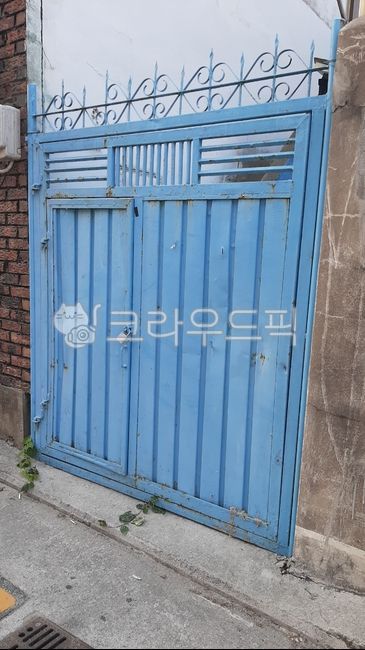 철재대문,파란대문,파란색,철문,현관,자물쇠,잠김,주택문,옛날대문,빈티지,감성,시골,주택,벽돌