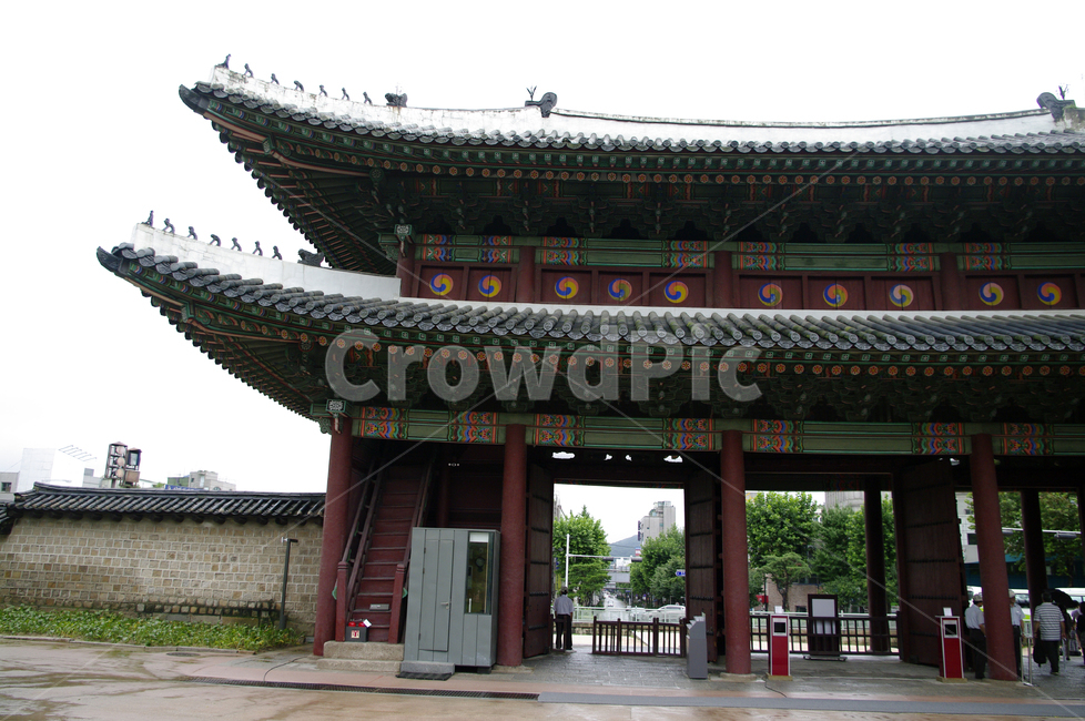 돈화문,창덕궁,고궁,한옥,전통가옥,기와지붕,건축,traditional,한국전통,한국문화,korean traditional,korean culture,랜드마크,landmark,tourist attraction,한국랜드마크,한국관광지,한국명소,korea landmark,korea tourist attraction,사람들,대중,군중,other people,crowd,건축물,건물외관,exterior,building,structure,architecture,construction