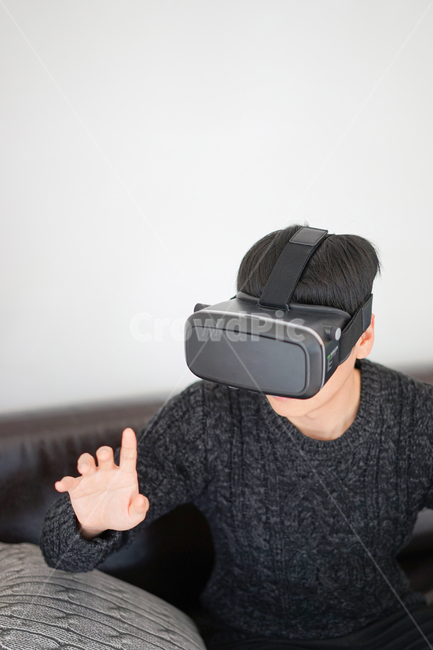 vr,vr기기,가상,남자,남성,증강현실,모션,기술,전자기기,사람,인물,인간,human,person,남성,남자,man,male,정보통신기술,전자기기,전자제품,it,information,technology,electronic equipment