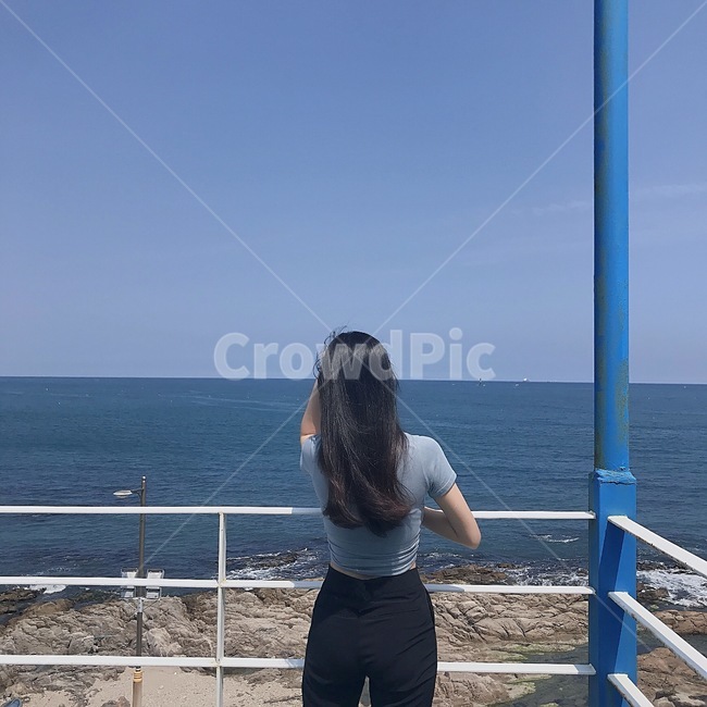 바다,여자,뒷모습,난간,패션,사람,person,railing,반팔,사람,인물,인간,human,person,여성,여자,woman,female,lady,여행,휴가,traveling,vacation,trip