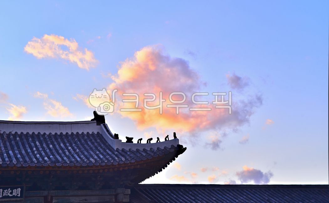 sky,Changgyeonggung Palace,Dusk,clouds,building,seoul,architectural style,Joseon Dynasty,At sunset,Cultural Heritage,person,tile roof,sunset,silhouette,Honghwamun,old palace,Korean tradition,architecture