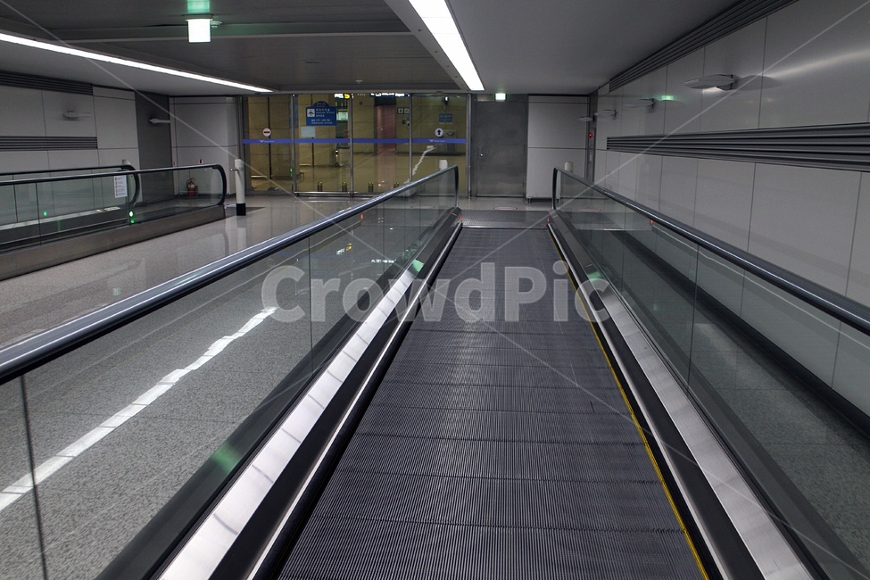 에스컬레이터,텅빈,길,계단,자동운전,통로,복도,교통,교통수단,traffic,transportation,handrail,난간,banister,flooring,바닥