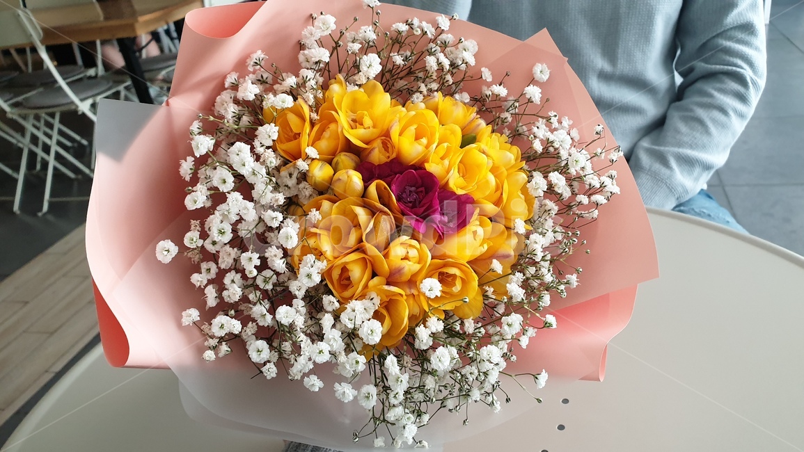 꽃다발,꽃,프리지아,안개꽃,데이트,노랑,노란꽃,꽃,flower,기념일,축하,anniversary,congratulation,celebrate,celebration