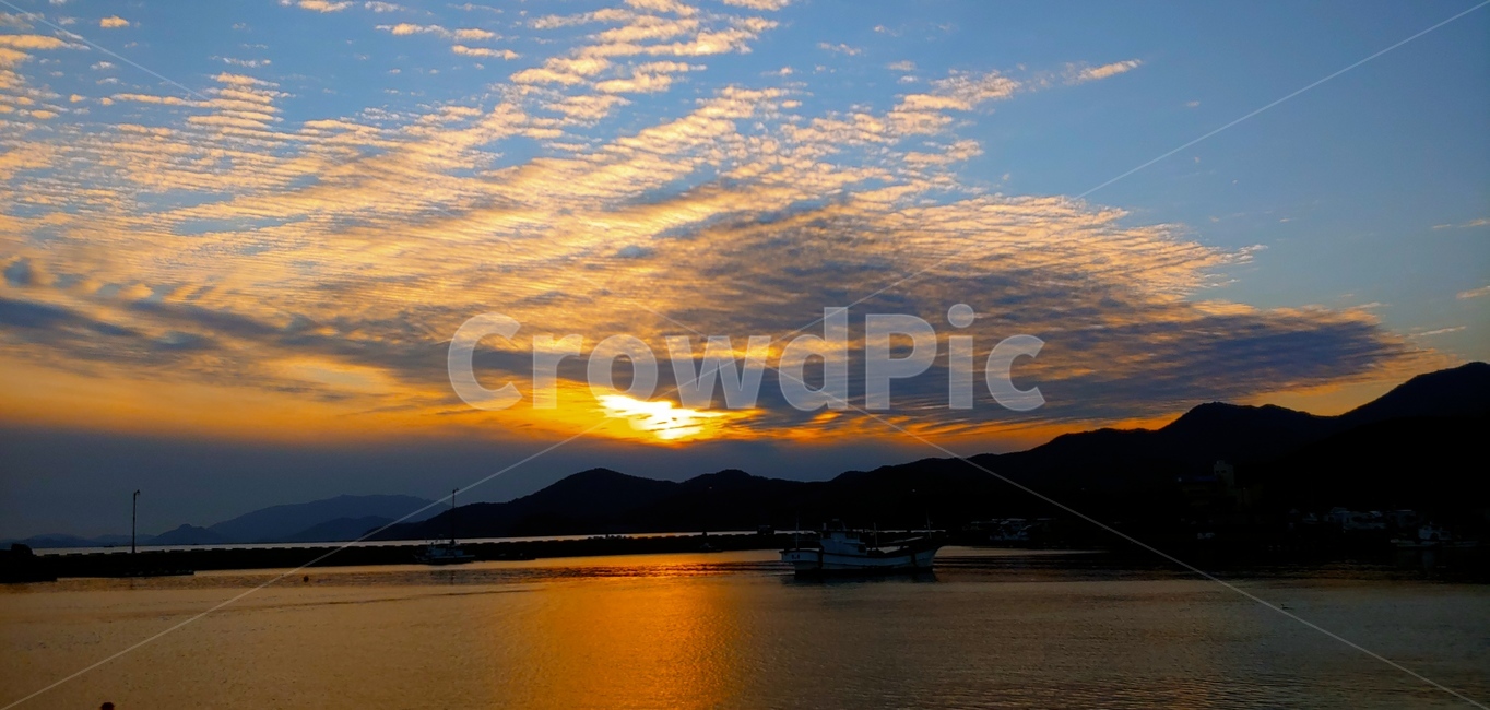항구,바다,노을,구름,새해,자연,풍경,nature,landscape,outdoors,옥외,sky,하늘,sunset,일몰,dusk,황혼,dawn,새벽,red sky,붉은 하늘