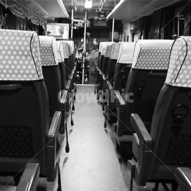 혼자,버스,흑백,쓸쓸한,퇴근길,흑백,모노톤,monochrome,black and white,교통,교통수단,traffic,transportation