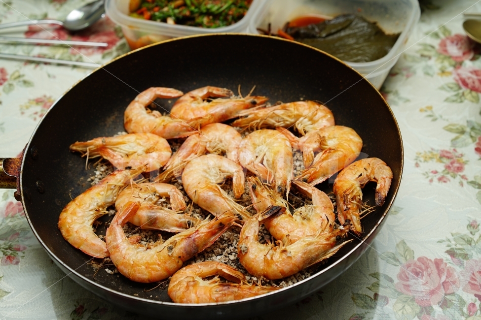 	새우,대하,새우구이,안주,먹방,소금구이,쉬림프,먹거리,술안주,집밥,후라이팬,음식,푸드,해물,해산물,색감,일상,음식,식재료,요리,food,cook,meal,dishes,food reserves,수산물,해산물,fishery products,seafood