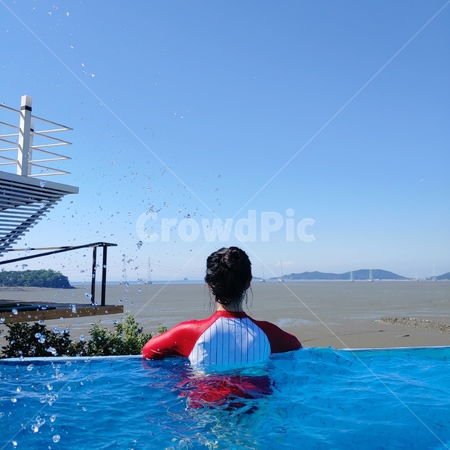 바다,갯벌,수영장,사람,여자,래쉬가드,여름,계절,summer,season,사람,인물,인간,human,person,여성,여자,woman,female,lady,여행,휴가,traveling,vacation,trip,water,물