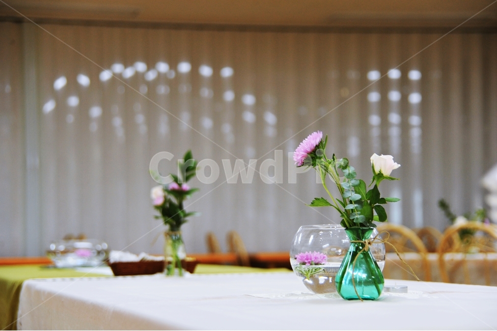 탁자,화분,식탁,분홍꽃,물병,유리병,식물,꽃,flower,꽃꽂이,꽃부케,plant