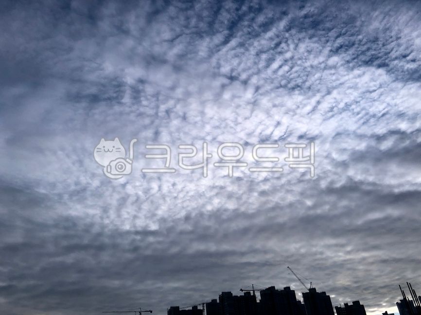 도시,아파트,공사장,크레인,흐림,구름,회색하늘,풍경,날씨,한국도시,건설,스카이라인,산업,건물,흐린날,어둠,city,apartment,constructionsite,crane,cloudy,clouds,graysky,landscape,weather,koreancity,building,skyline,industry,structure,urbanphoto,cloudyday,darkness,dailyphoto