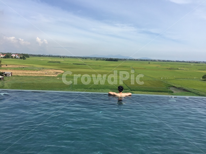 수영장,여행,하늘,들판,초원,구름,수영,수영복,리조트,뒷모습,수평선,바다,산,여름,사람,인물,인간,human,person,남성,남자,man,male,여행,휴가,traveling,vacation,trip