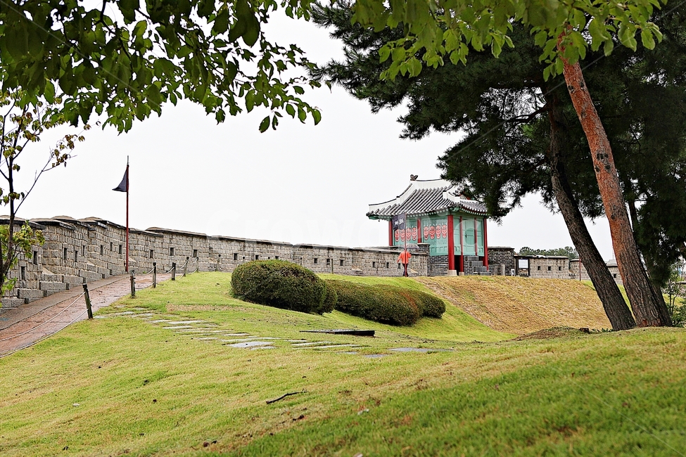 수원화성,성,성곽,길,둘레길,돌담,담,가을,자연,풍경,벽,방어벽,흙담,식물,전통,한국전통,한국문화,korean traditional,korean culture