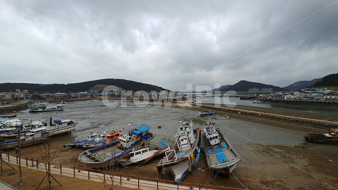타는배,부둣가,흐린날,흐린하늘,boat,항구,바닷가,어선,fishingboat,fishingcraft,안흥,신진도,안흥항,부두,선박