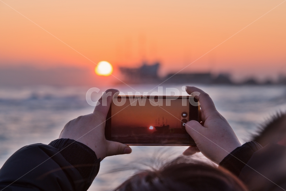 정동진,강릉,일출,바다,아침,새해,해맞이,항구,파도,수평선,해변,바닷가,하늘,겨울,풍경,여행,강원도,동해,해안,해안가,물결,스마트폰,인증샷,기념,촬영,관광객,붉은,아웃포커스,사람,인물,인간,human,person,신체일부,몸,body,사진작가,포토그래퍼,photographer,정보통신기술,전자기기,전자제품,it,information,technology,electronic equipment,사물,물건,오브젝트,thing,object,matter