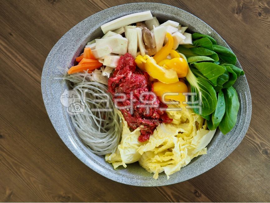 소고기,한국음식,음식,소고기전골,국,찌개,아시아음식,냄비,요리,소고기요리,식사,beef,koreanfood,food,beefhotpot,soup,stew,asianfood,pot,cooking,beefdish,meal,배추,당면,청경채,채소,웰빙,웰빙음식,cabbage,noodle,bokchoy,vegetable,wellbeing,wellnessfood,소고기채소전골