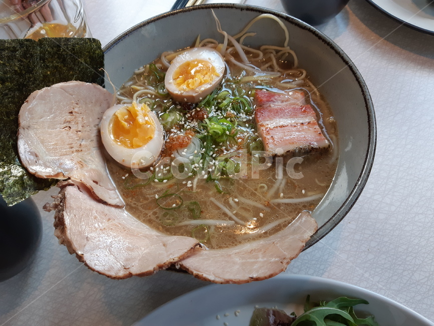 먹방,라멘,돈코츠,국물,계란