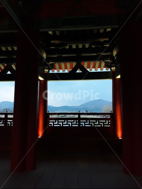 flooring,바닥,지붕,roof,밤,산,mountine,빛,전통,tradition,다리,bridge,신라,gyeongju,월정교,건물,건축,한국전통,한국문화,korean traditional,korean culture,건축물,건물외관,exterior,building,structure,architecture,construction