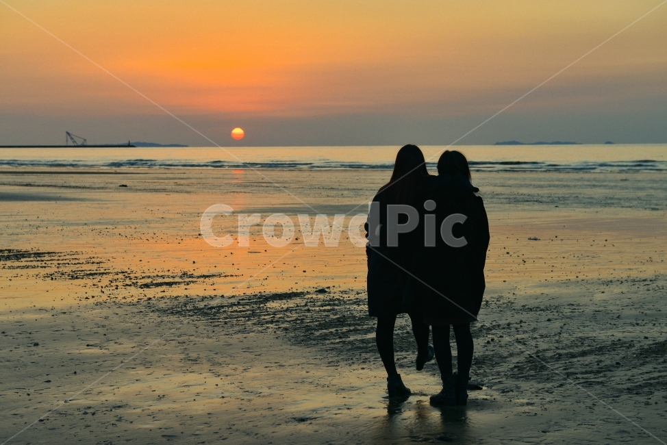 일몰,해넘이,바다,가족,석양,해변,바다,beach,sea,사람,인물,인간,human,person,인물실루엣,사람실루엣,character silhouette,human silhouette,여행,휴가,traveling,vacation,trip,nature,자연,outdoors,옥외,silhouette,실루엣