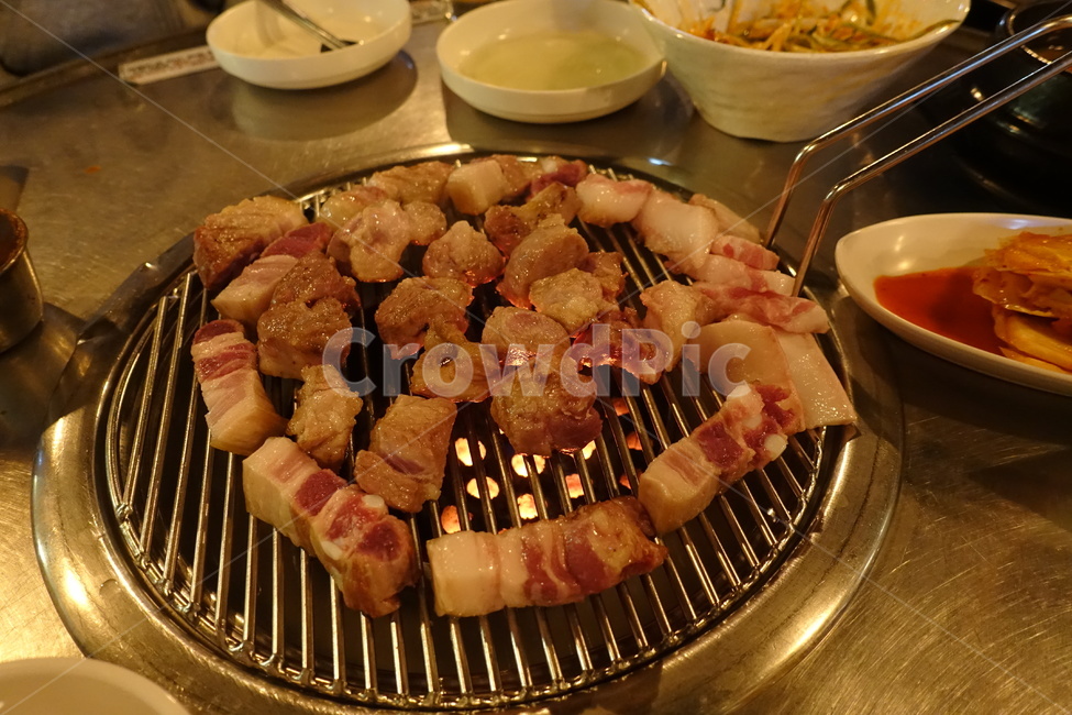 고깃집,음식점,한국음식,돼지고기,불판,삼겹살,목살,음식,식재료,요리,food,cook,meal,dishes,food reserves,육류,고기,meat,한식,한국음식,한국요리,korean food,korean dishes,korean meal,korean cook