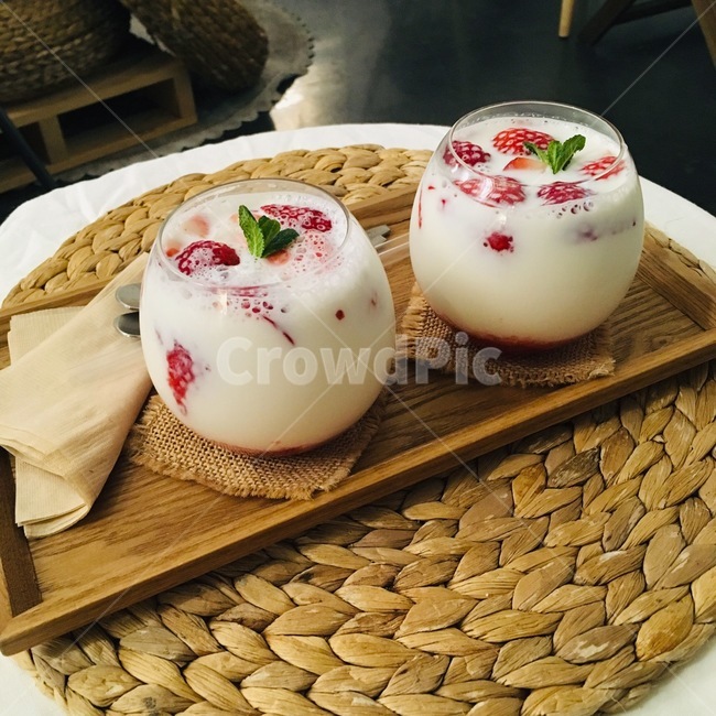 딸기라떼,음료,drink,카페음료,라떼,과일라떼,아이스라떼