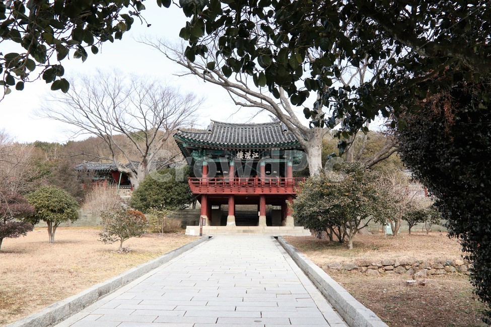 충렬사,충렬사내부,돌바닥길,나무건물,풍경,한국전통,한국문화,korean traditional,korean culture,건축물,건물외관,exterior,building,structure,architecture,construction