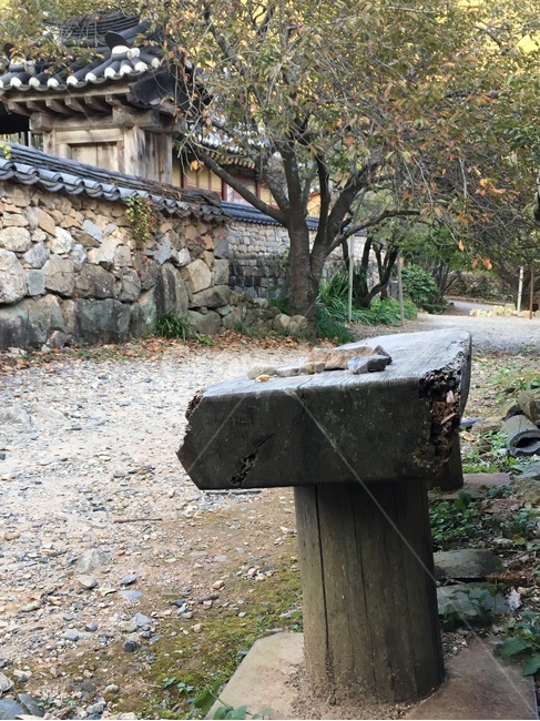 선암사,풍경,가을,낙엽,돌담장,담장,기와,선암매,매화,산사,산지승원,절,사찰,불교,템플스테이,기도,유네스코,세계문화유산,의자,돌담,산책,나무의자,흙길,돌길,한국전통,한국문화,korean traditional,korean culture,건축물,건물외관,exterior,building,structure,architecture,construction