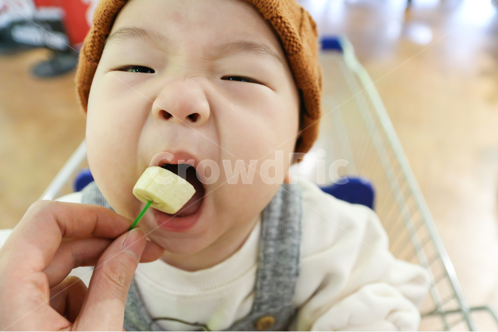 아기,남자아이,바나나,표정,시식,쇼핑,라이프스타일,얼굴,귀여운,개구장이,과일,대형마트,마트,슈퍼마켓,배고픈,아이,남자아기,육아,가족,모델,인물,쇼핑카트,카트,장보기,먹는,꼬마,유아,작은,사랑스러운,어린,사람,인물,인간,human,person,얼굴표정,facial expression,face,어린이,어린아이,child,children,kid,감정표현,기분,feeling,emotion