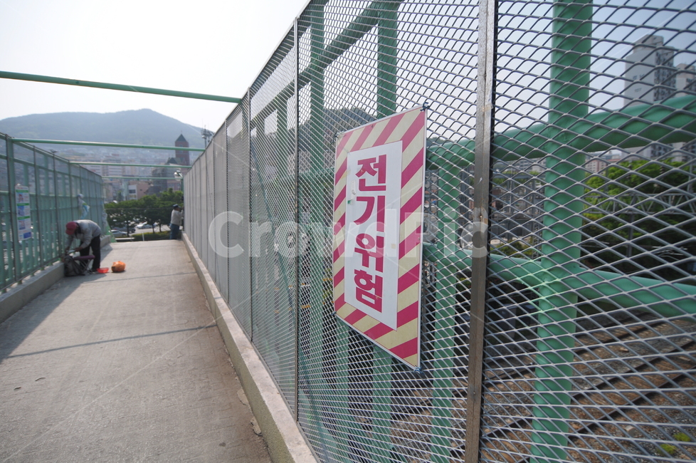 육교,계단,난간,시장,낡은육교,친구육교,banister,handrail,human,person,staircase,railing,overpass,표지판,전기위험,고압전류,banner,배너,위험표시,hightensioncurrent,한글,korean,hangeul,빨강,노랑,초록,red,yellow,green