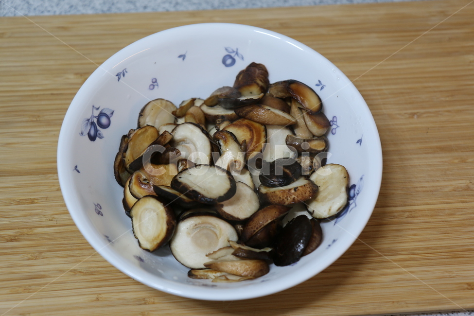 버섯,버섯요리,볶음,버섯볶음,요리,조리,한국음식,반찬,메뉴,채식,비건,한식,음식,식재료,요리,food,cook,meal,dishes,food reserves
