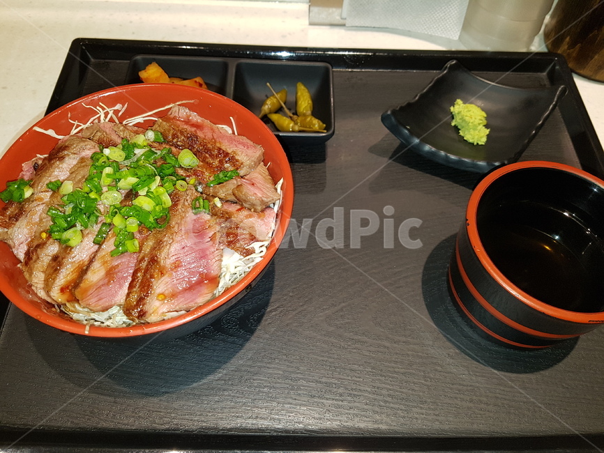 스테이크덮밥,덮밥,스테이크,점심,식사,음식,식재료,요리,food,cook,meal,dishes,food reserves,일식,일본음식,일본요리,Japanese food,Japanese dishes,Japanese meal,Japanese cook