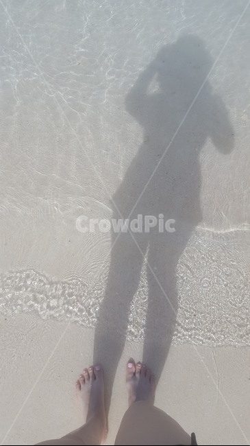 모래사장,바닷가,그림자,파도,여자,실루엣,해변,바다,beach,sea,사람,인물,인간,human,person,신체일부,몸,body,여행,휴가,traveling,vacation,trip