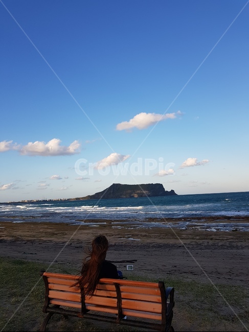 성산일출봉,여자뒷모습,해변여자,해변,바다,제주도,제주도바다,여자바다,여자머리날리는,해변,바다,beach,sea,사람,인물,인간,human,person,여성,여자,woman,female,lady