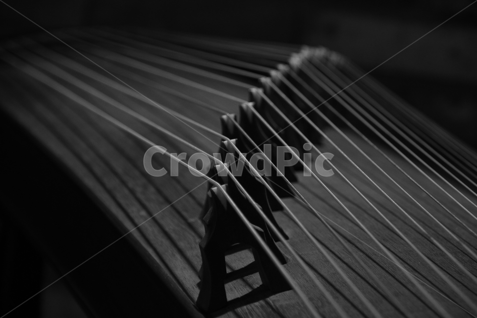 가야금,우리나라대표악기,12줄,현악기,가얏고,한국전통,한국문화,korean traditional,korean culture,흑백,모노톤,monochrome,black and white,악기,음향기기,musical instrument,musical equipment