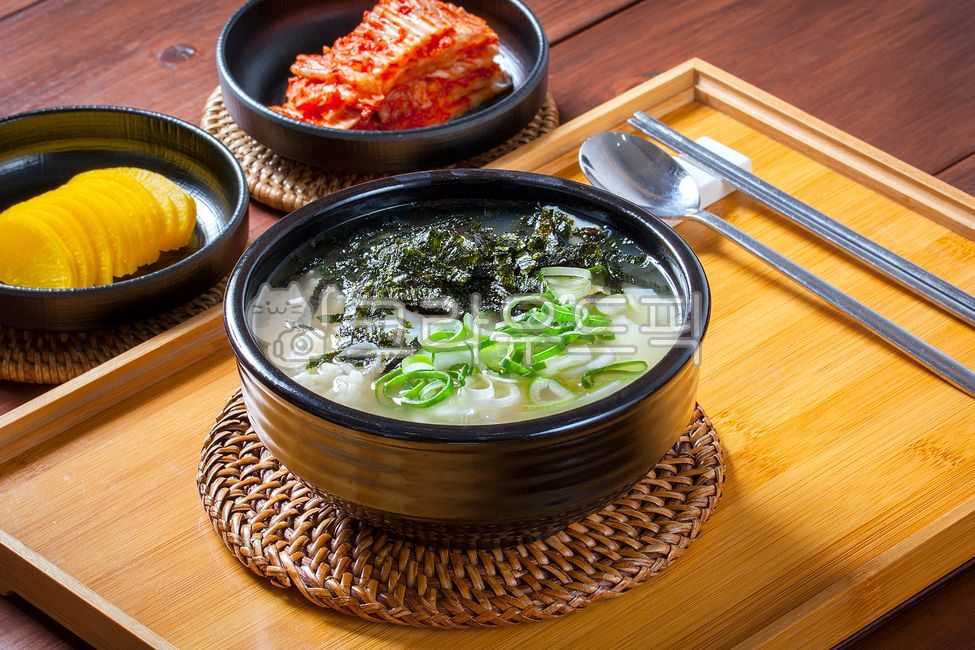 국밥,콩나물,콩나물국밥,김가루,김,식당,음식점,대파,단무지,김치,해장국,점심,요리,전통요리,식재료,점심식사,한국음식,전통음식,민속음식,한식,식사,음식,food,그릇