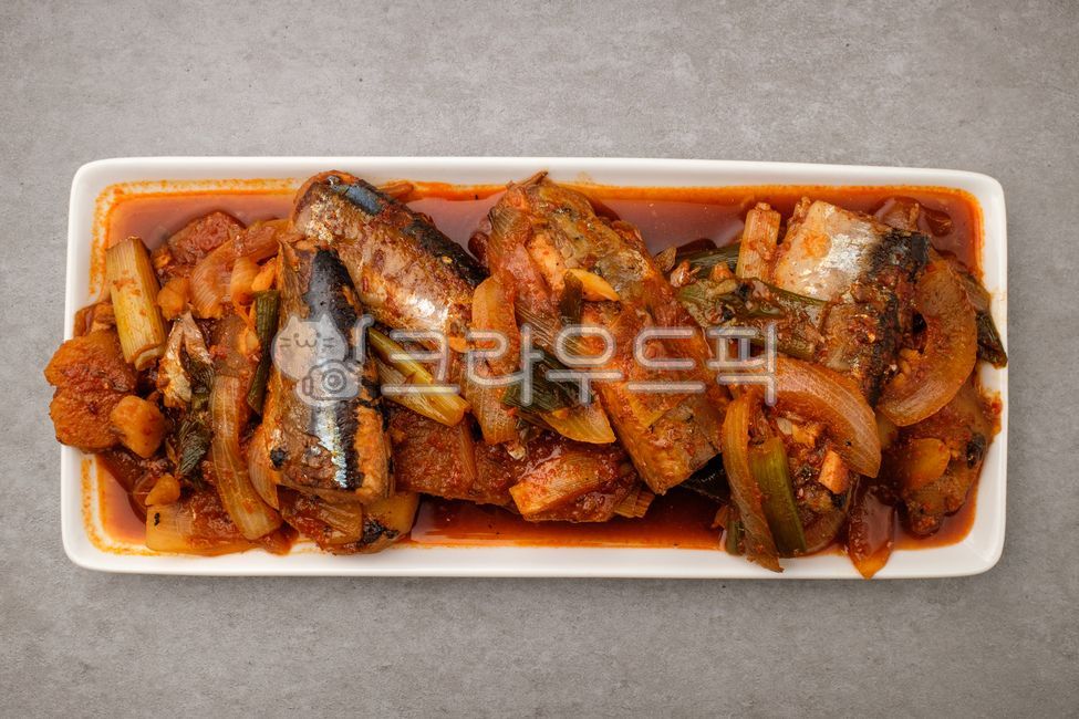 꽁치,조림,꽁치조림,해산물,생선,음식,식사,식품,식료품,요리,재료,식재료,음식재료,국물,김치,야채,채소,파,양파,무,감자,매콤한,음식,식재료,요리,food,cook,meal,dishes,food reserves