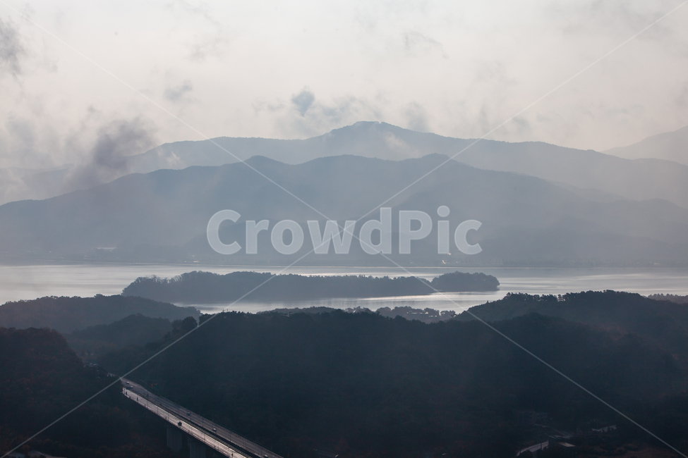 weather,nature,outdoors,옥외,하천,나무,tree,두물머리,남한강,북한강,강물,river,fog,fogy,풍경,자연,새벽,아침,날씨,안개,안개낀,구름,구름낀,강,산하,대기,기상,기온,기후,운무,하늘,sky,도로,자동차도로,고속화도로,자동차전용도로,road,길,mountain,산,mountainrange,산맥,자연,풍경,nature,landscape