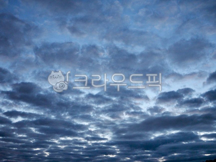 하늘,구름,흰색,먹구름,배경,바람,장마,태풍,자연,풍경,경관,구름풍경,폭풍,흐림,날씨,환경,자연현상,야외,다크,블랙,어두움,sky,cloud,white,background,wind,therainyseason,typhoon,nature,scenery,policeman,cloudlandscape,storm,cloudy,weather,environment,naturalphenomenon,outdoor,dark,black,gloominess