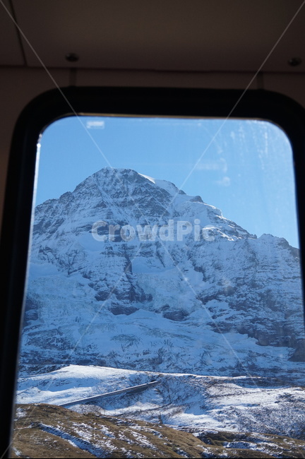 스위스,기차밖풍경,창문,산악기차,융프라우,jungfrau,자연,nature,산,mountain,window,손잡이,창밖풍경,풍경,scenery,나무,tree,낙엽,해,햇빛,햇볕,sun,sunlight,눈덮인산,눈,snow,ice,기차,train,옥외,outdoor,유리창,하늘