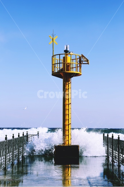 바다,파도,등대,파란하늘,동해,노란등대,거친파도,자연,풍경,nature,landscape,등대,lighthouse,architecture,건축물,tower,탑,building,건물