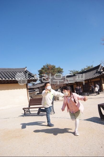 running,followme,Folk Village,children,run,tiled house,Catch me