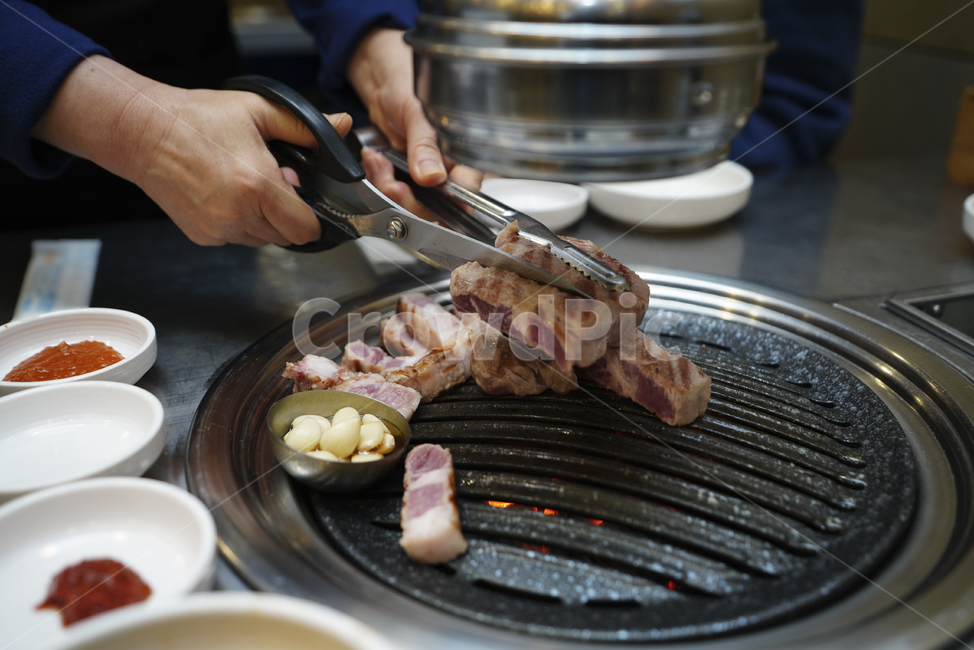 고기,돼지,한식,구이,먹방,삼겹살,목살,음식,안주,육식,육류,불판,식사,술자리,사람,인물,인간,human,person,신체일부,몸,body,음식,식재료,요리,food,cook,meal,dishes,food reserves,육류,고기,meat
